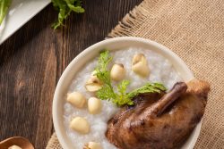 Cháo chim câu hầm hạt sen